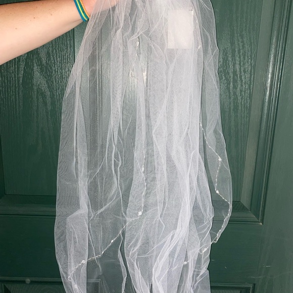 BRAND NEW WITH TAGS veil! Perfect for your big day!